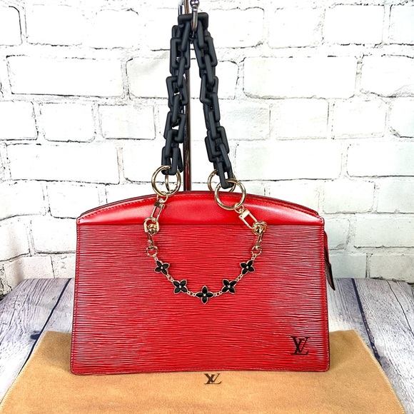 Louis Vuitton red Epi shoulder bag or crossbody with charms - Picture 3 of 15